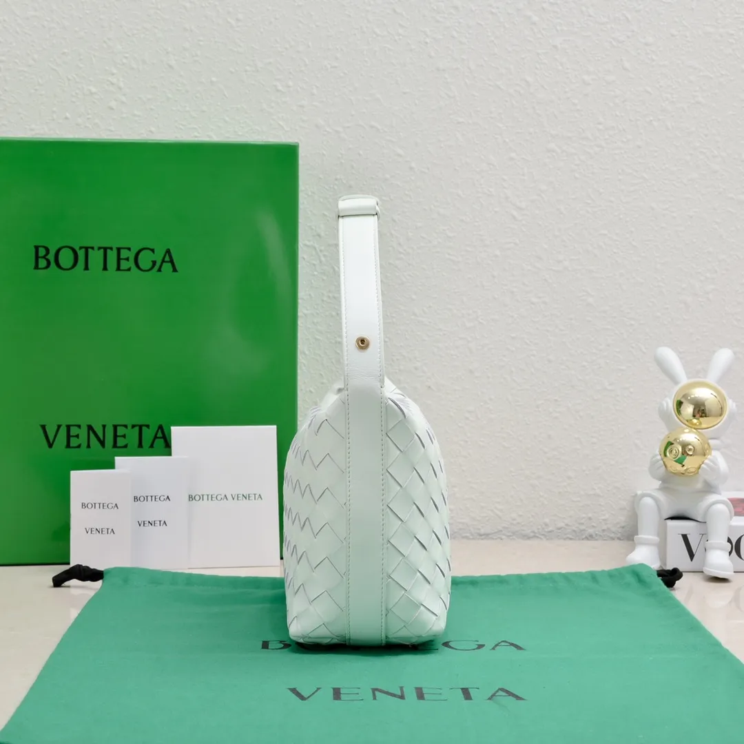 Batch 1360 #BvWallace Shoulder Lunch Bag 🔥 A lunch box bag that you can just grab and go. It is made of classic intrecciato weaving technology and reflects the craftsmanship of Bottega. The entire bag is made of top-grade happa lambskin. It is very soft and lightweight. The small bag shape is cute and exquisite. The interior capacity is also very large and can be carried under the arm. It is quite practical! The bottom of the bag is made of gold metal to prevent wear and tear. The details are really good! Choose this elegant commuting bag for Zaoba people~ Size: 22x13x9.5, model number; 7748#